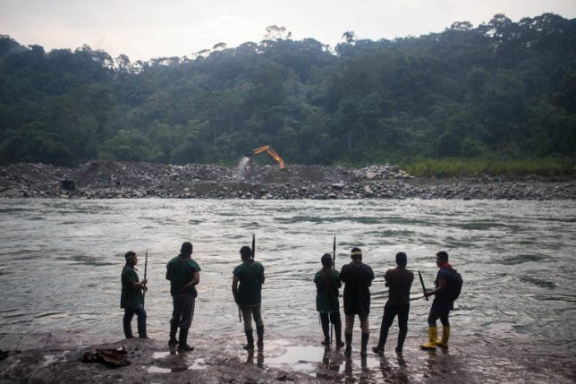 The A’i Kofan guardia of Sinangoe finds heavy gold-mining machinery along the Aguarico river in their lands, January 2018, Ecuadorian Amazon. Photo Jerónimo Zúñiga / Amazon Frontlines